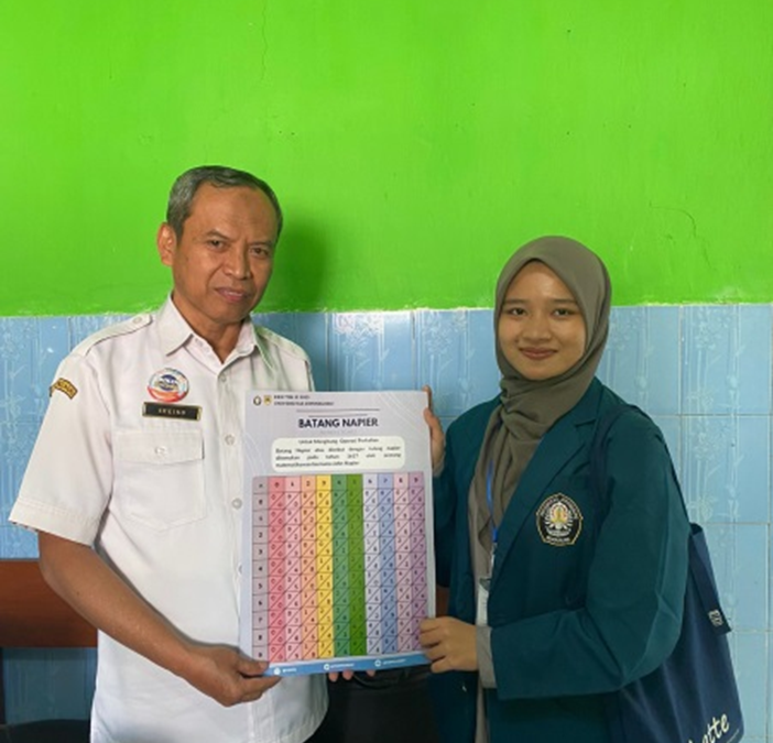 KKN Mahasiswa Series #16: MAHASISWA DEPARTEMEN MATEMATIKA AJARKAN OPERASI PERKALIAN DENGAN BATANG NAPIER SEBAGAI MEDIA BELAJAR YANG EFEKTIF DI SDN 1 MOJOREJO