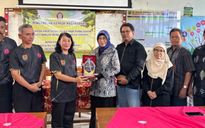 Pengabdian kepada masyarakat: meningkatkan Kreativitas Siswa dalam Pembelajaran Teselasi Bangun Datar Melalui Media Keramik